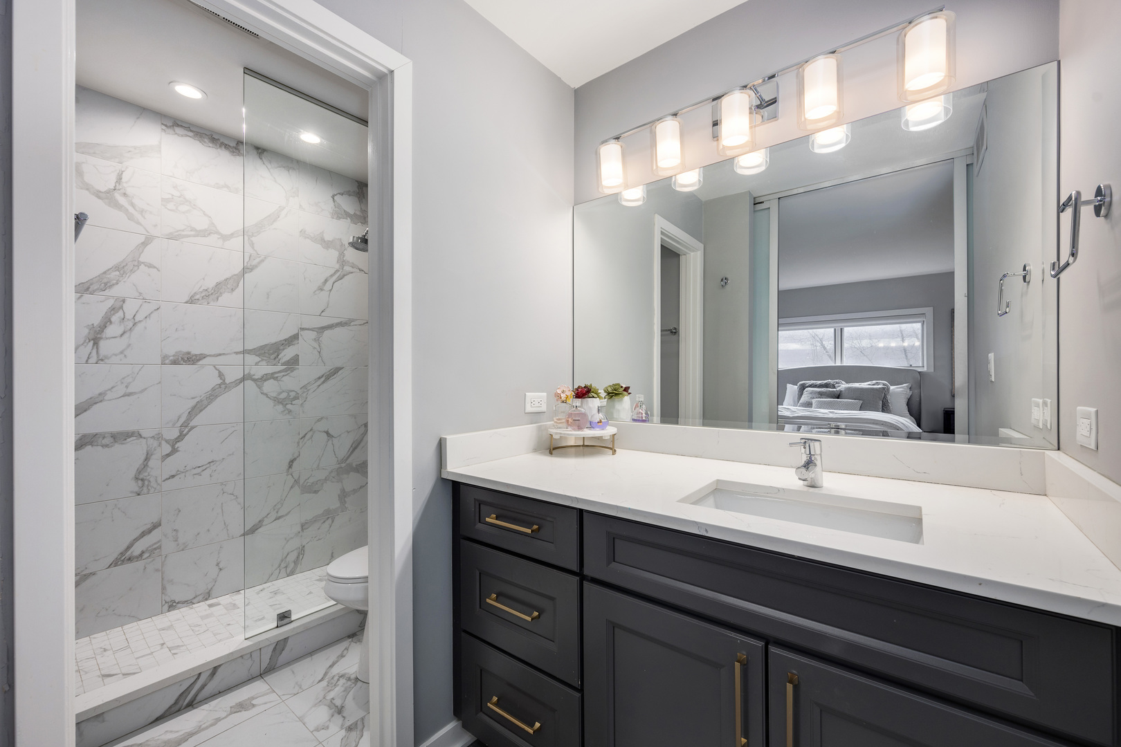 1050 W Webster Avenue Unit: 2W