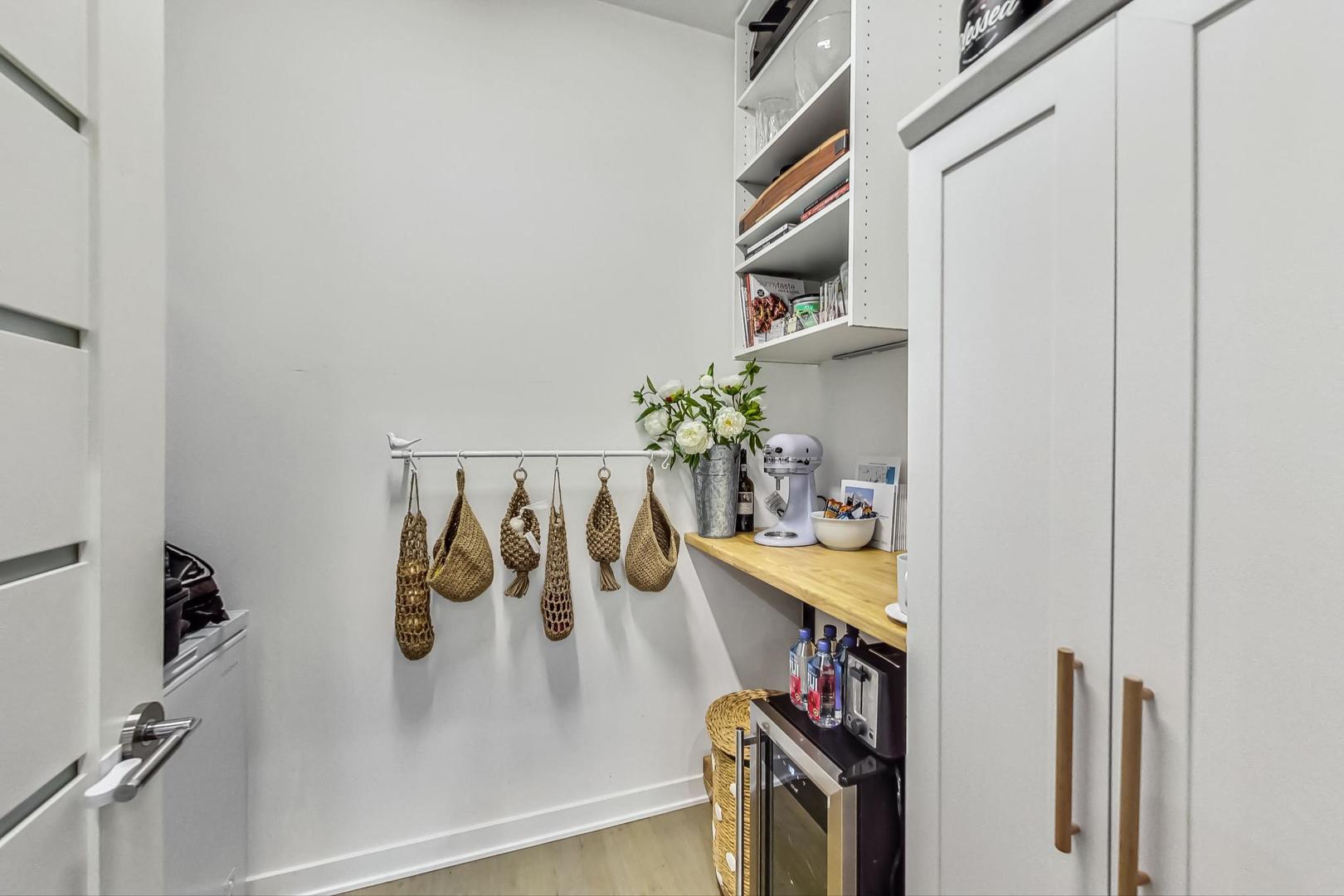 1708 W Cermak Road Unit: 1W