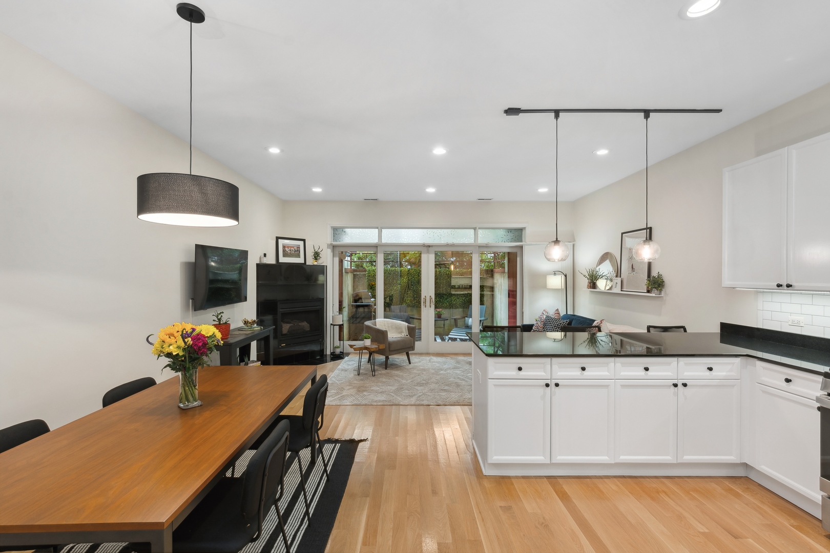 1629 N OAKLEY Avenue Unit: 1