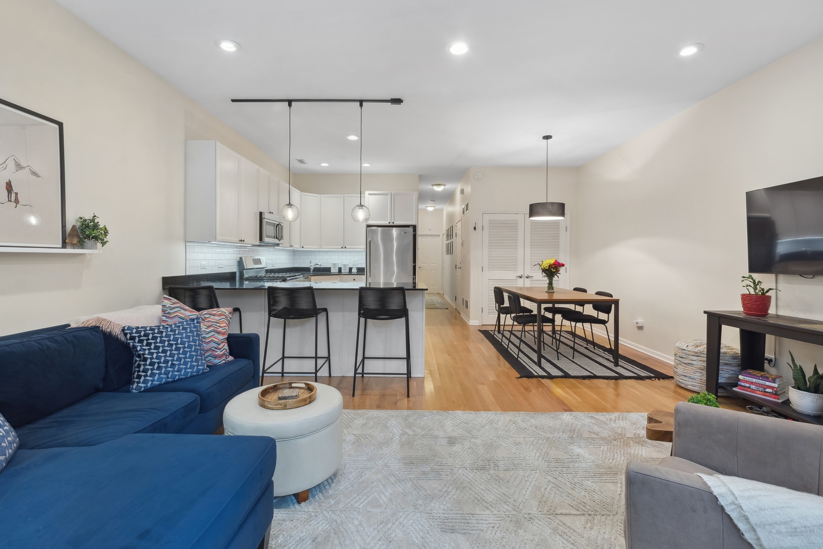 1629 N OAKLEY Avenue Unit: 1