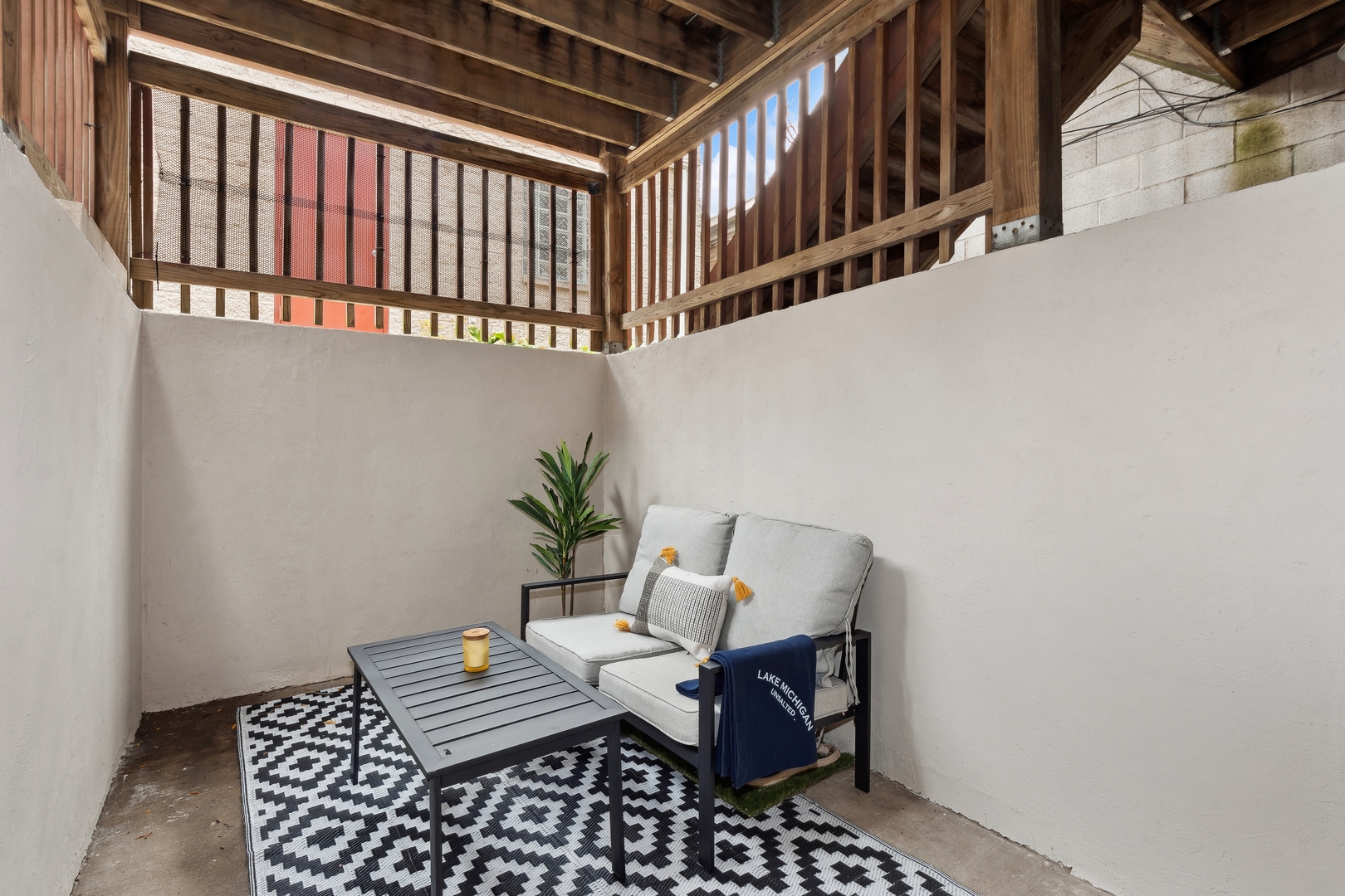1629 N OAKLEY Avenue Unit: 1