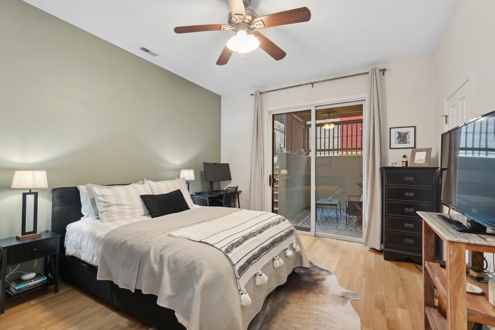 1629 N OAKLEY Avenue Unit: 1