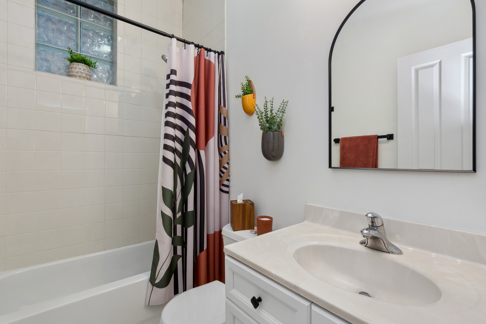 1629 N OAKLEY Avenue Unit: 1