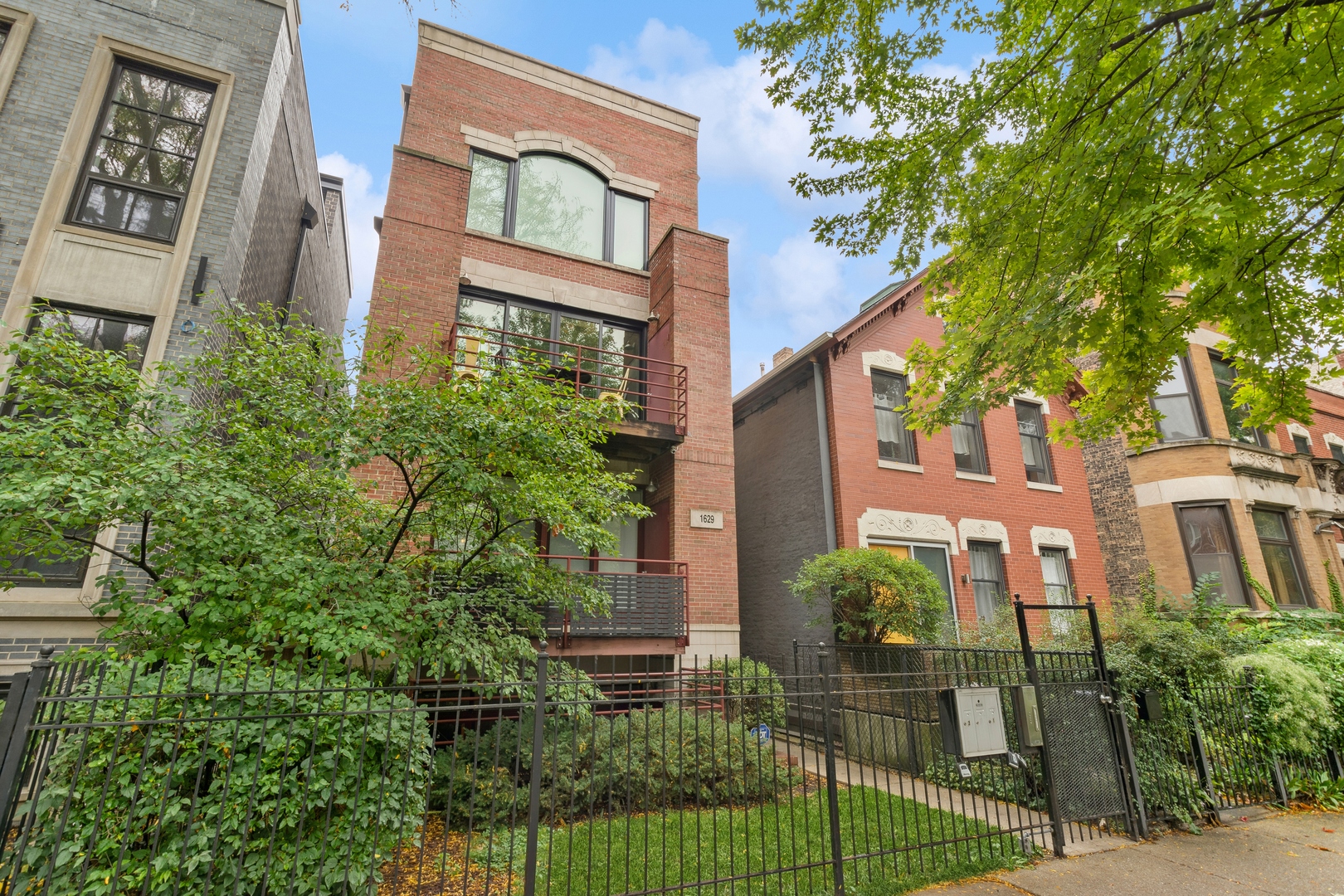 1629 N OAKLEY Avenue Unit: 1
