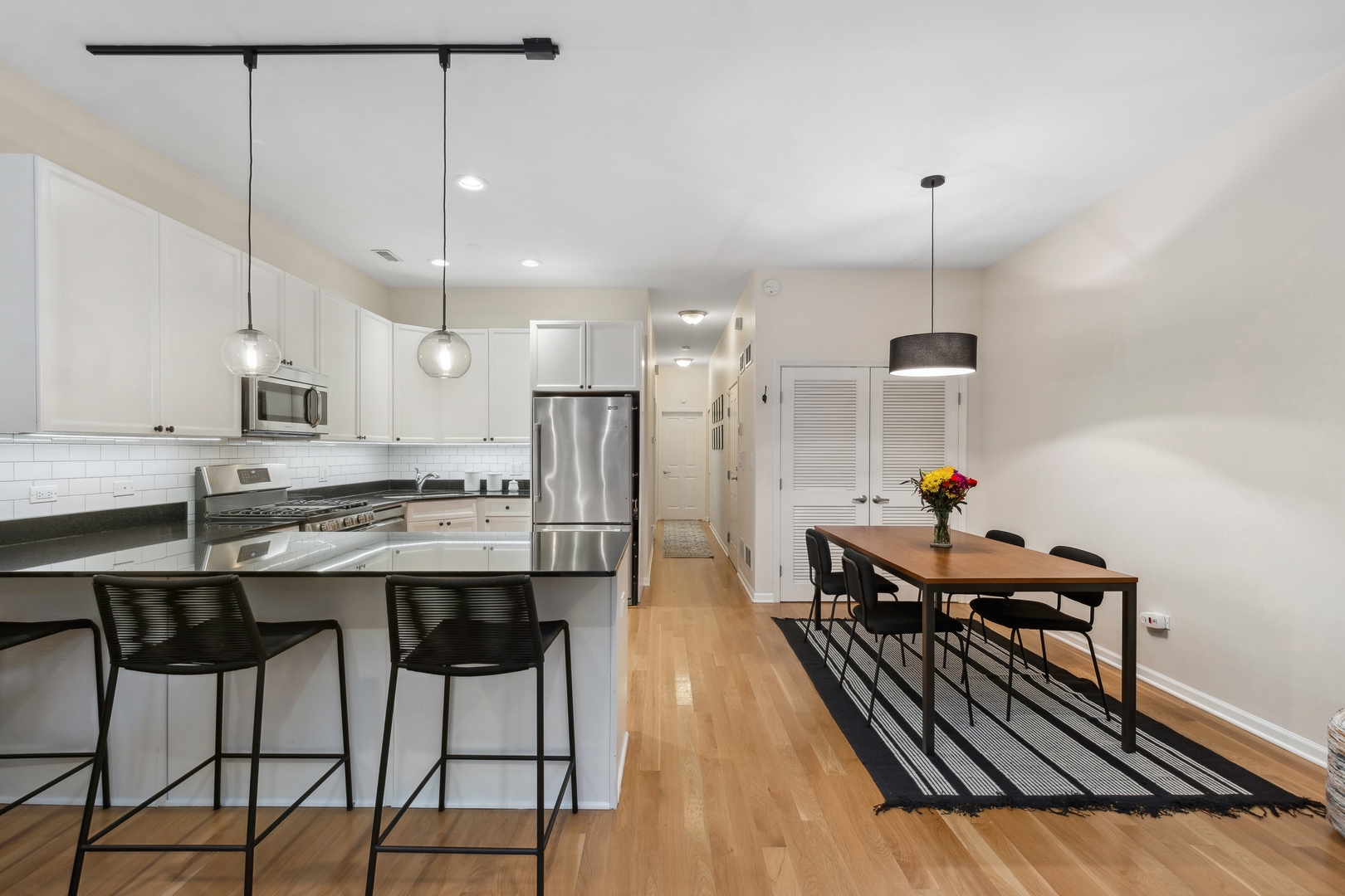 1629 N OAKLEY Avenue Unit: 1