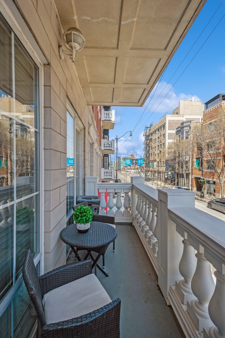 2762 N Lincoln Avenue Unit: 205