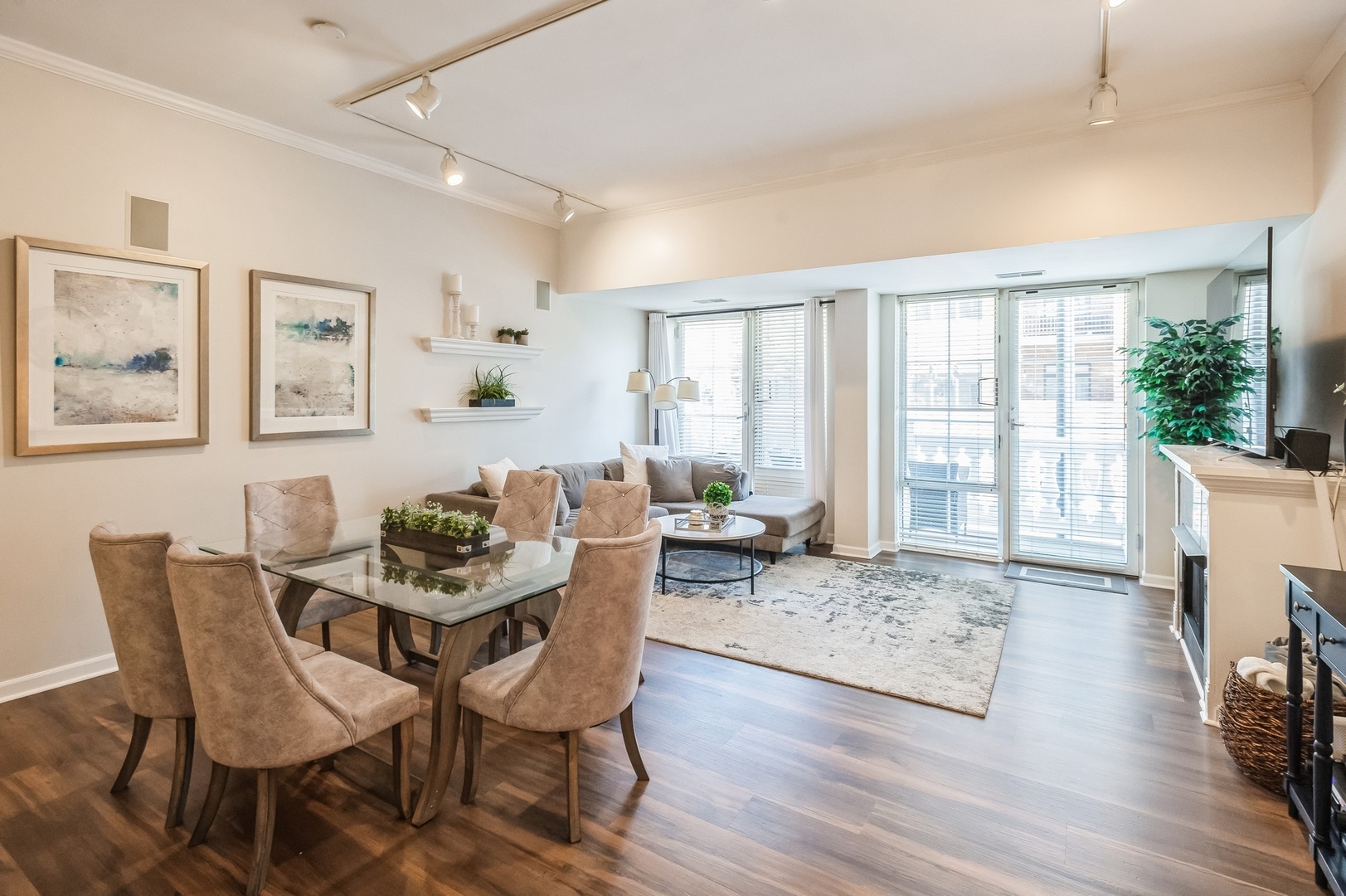 2762 N Lincoln Avenue Unit: 205