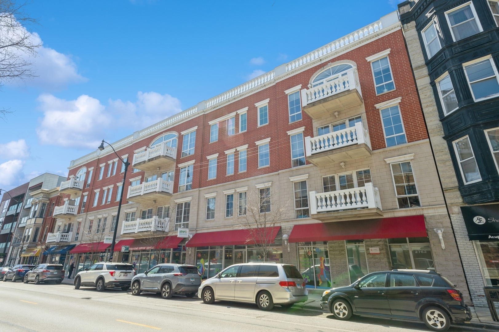 2762 N Lincoln Avenue Unit: 205