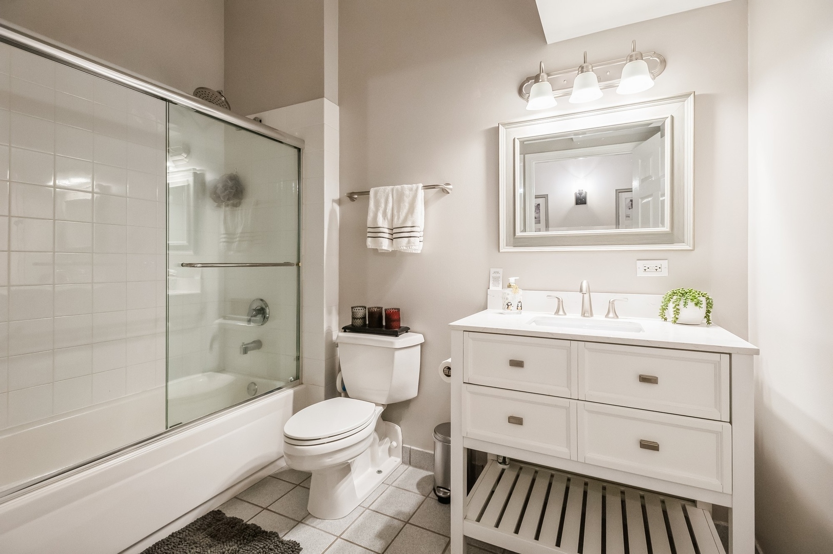 2762 N Lincoln Avenue Unit: 205