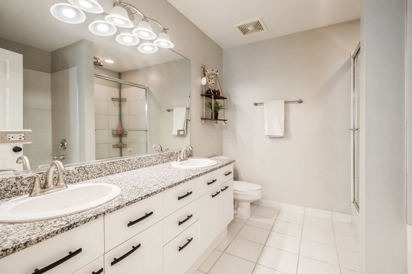 2762 N Lincoln Avenue Unit: 205