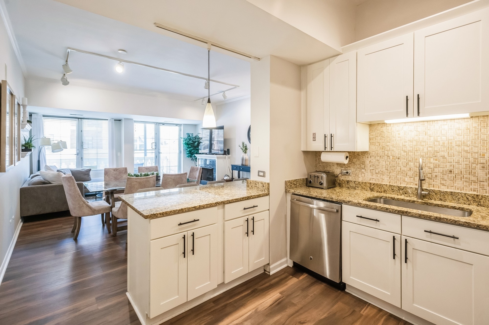 2762 N Lincoln Avenue Unit: 205