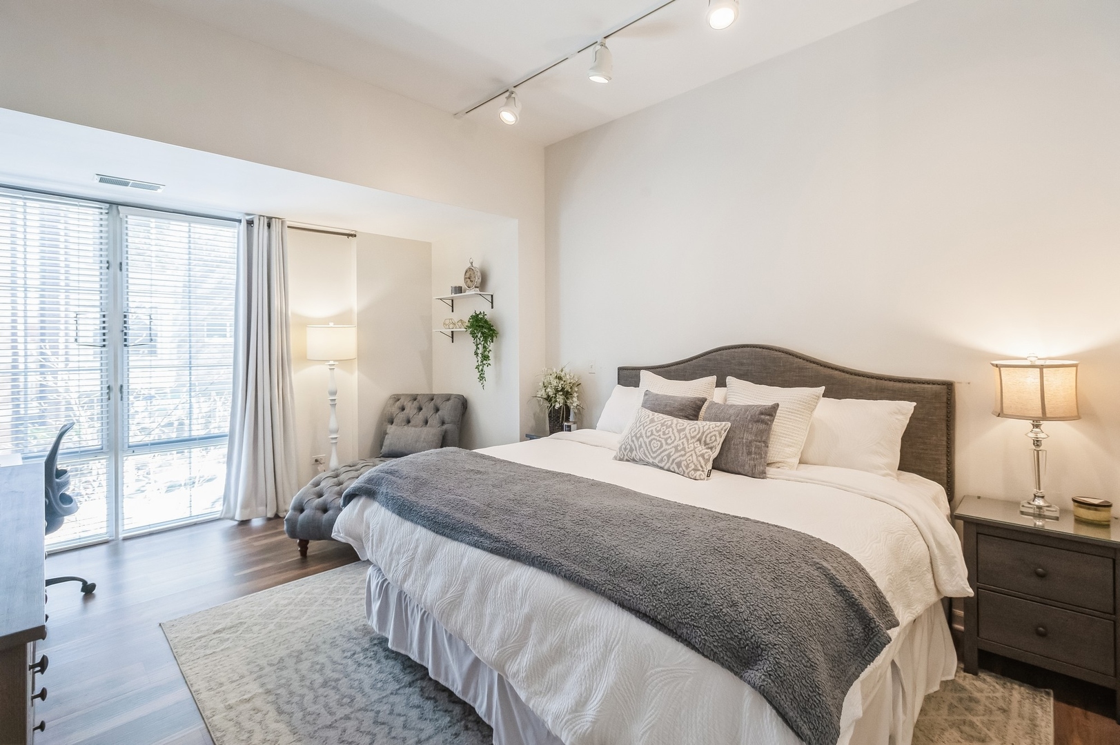 2762 N Lincoln Avenue Unit: 205