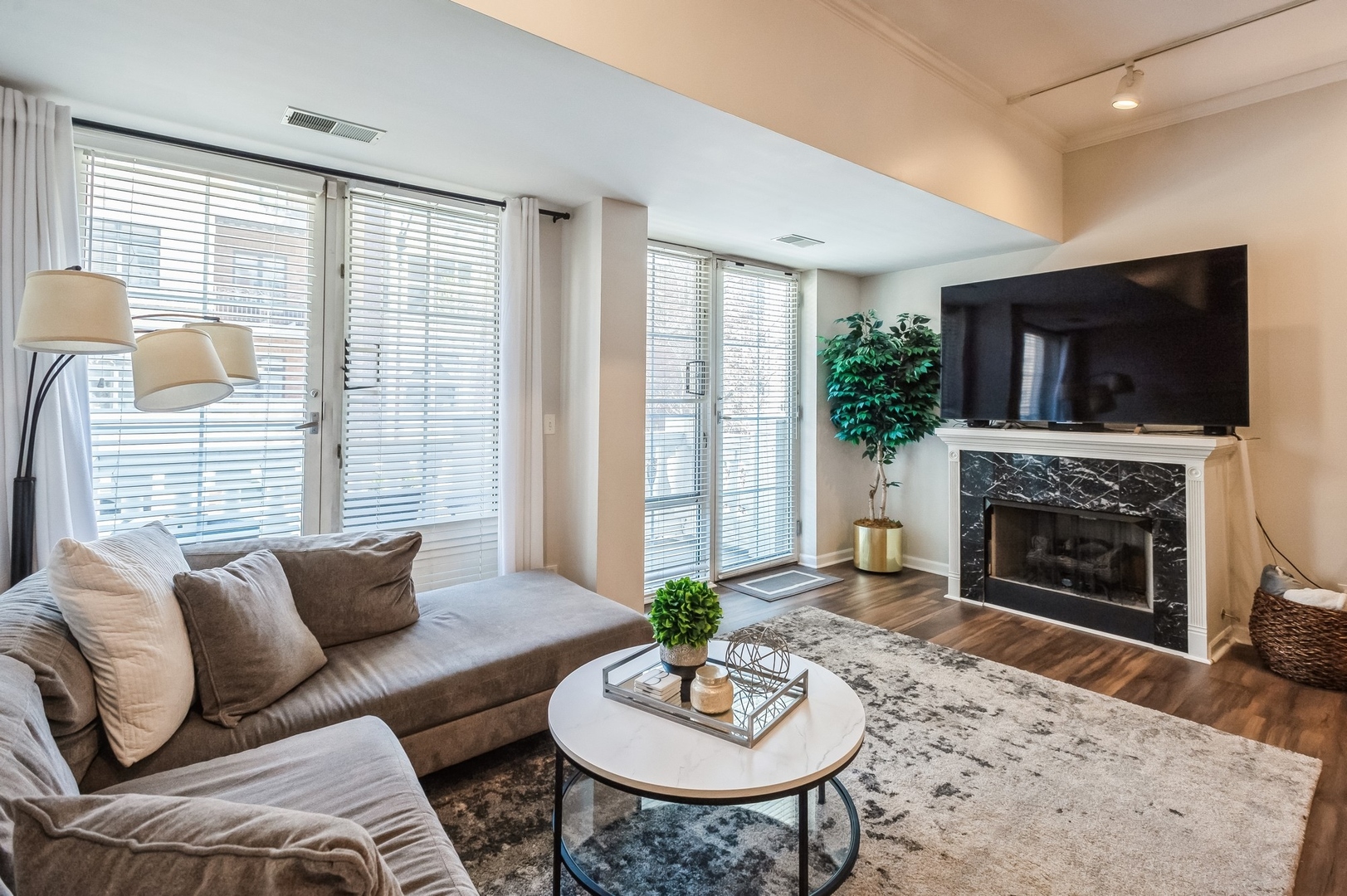 2762 N Lincoln Avenue Unit: 205