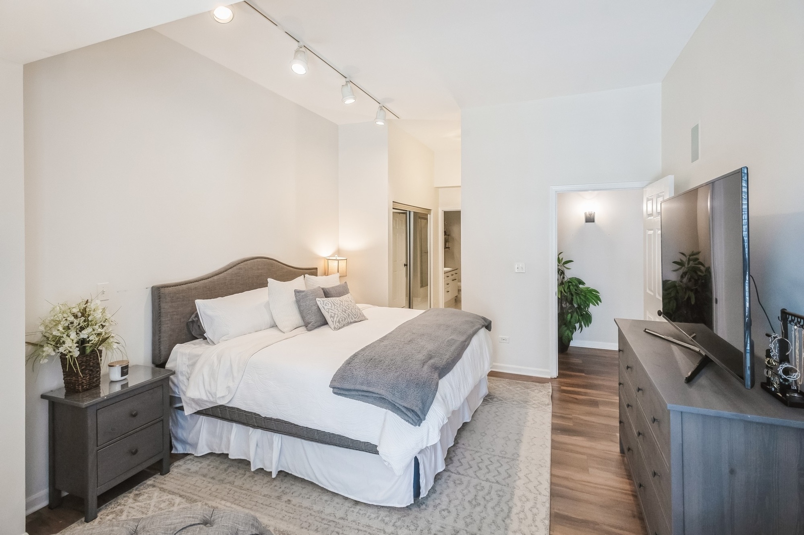 2762 N Lincoln Avenue Unit: 205
