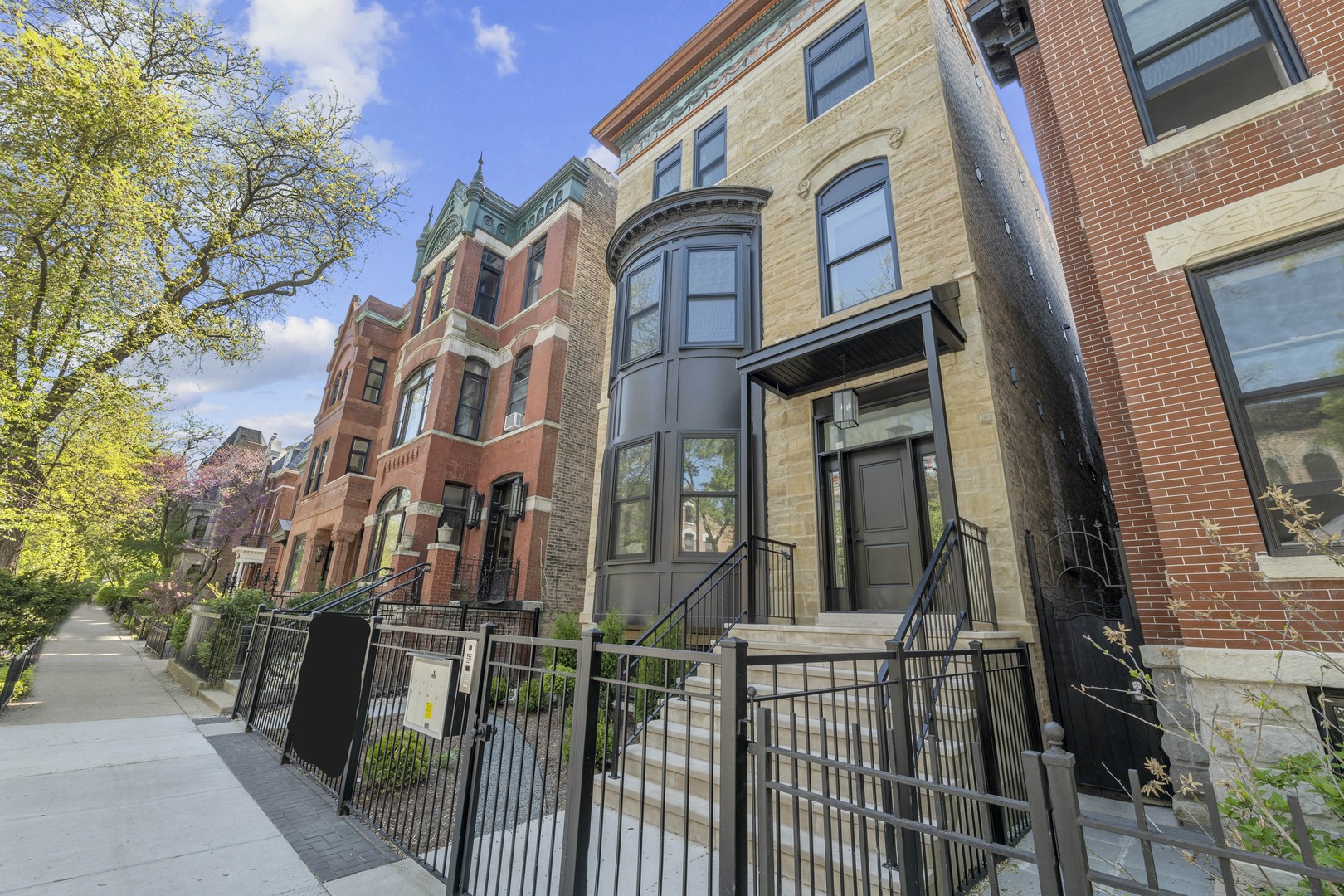 2136 N Cleveland Avenue Unit: 3