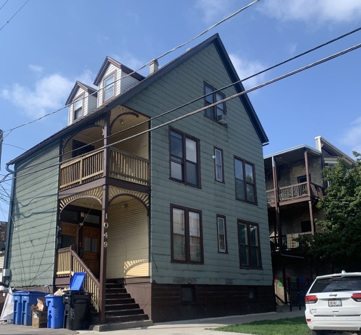 1049 W Roscoe Street Unit: 1