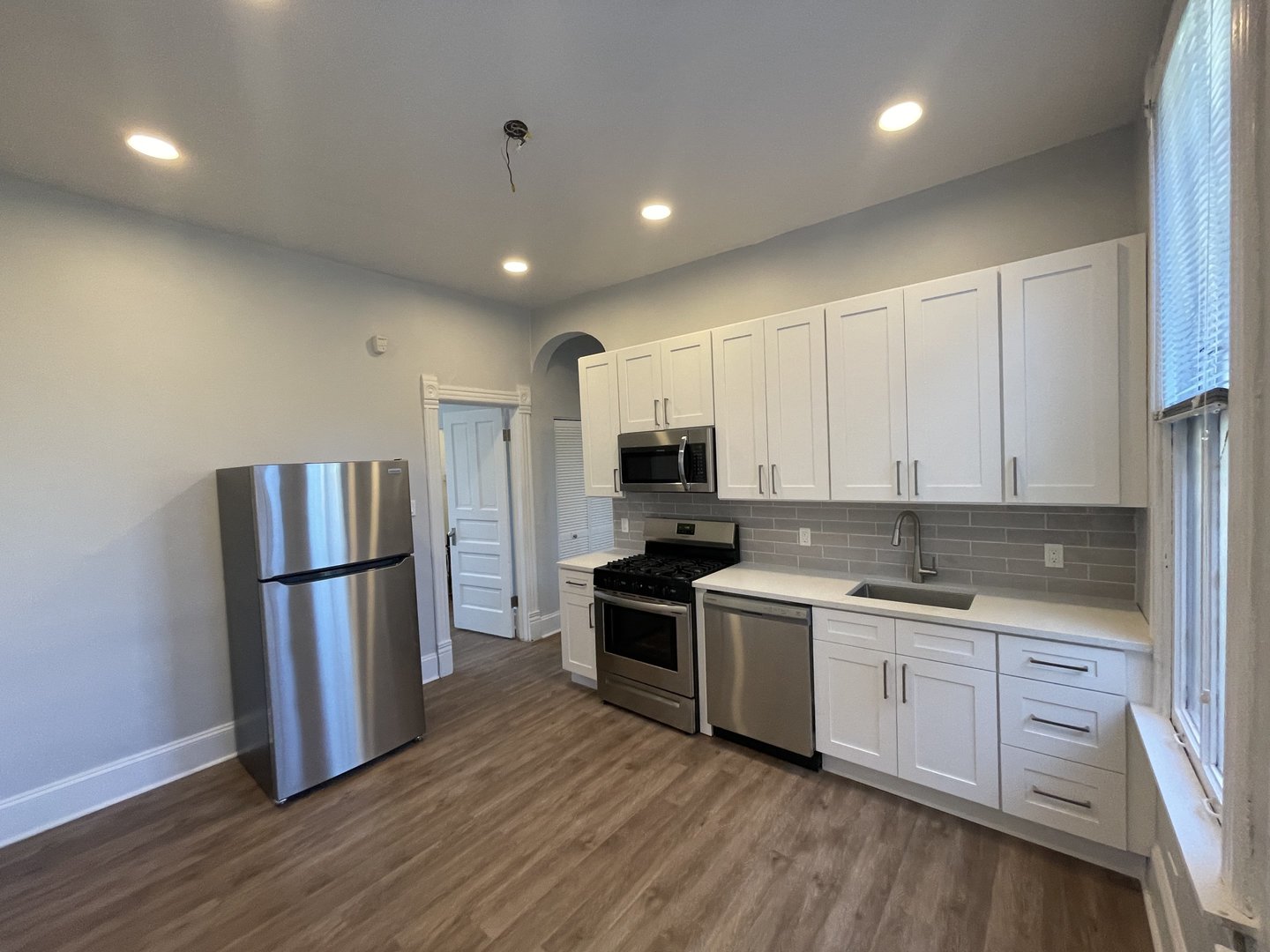 1049 W Roscoe Street Unit: 1