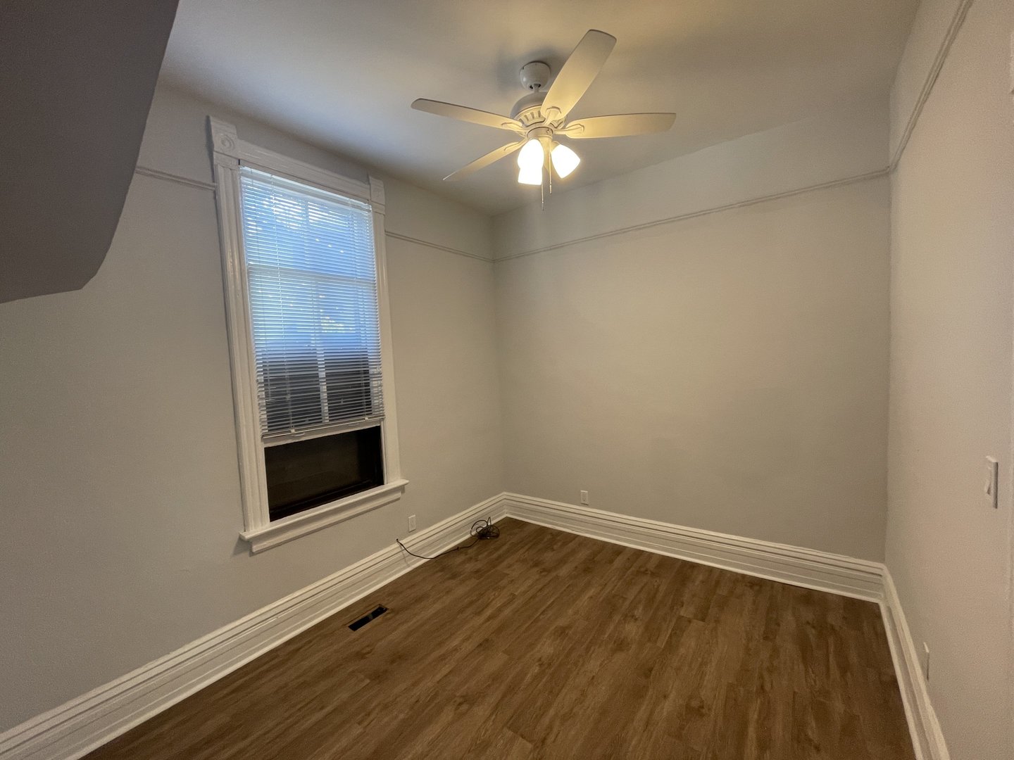 1049 W Roscoe Street Unit: 1