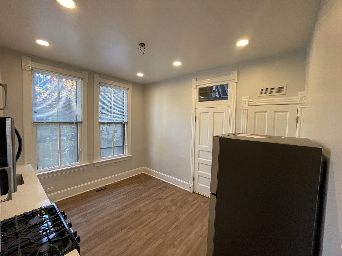 1049 W Roscoe Street Unit: 1