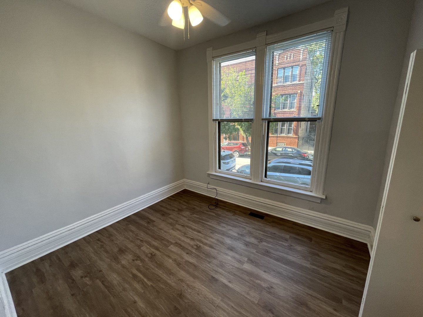 1049 W Roscoe Street Unit: 1
