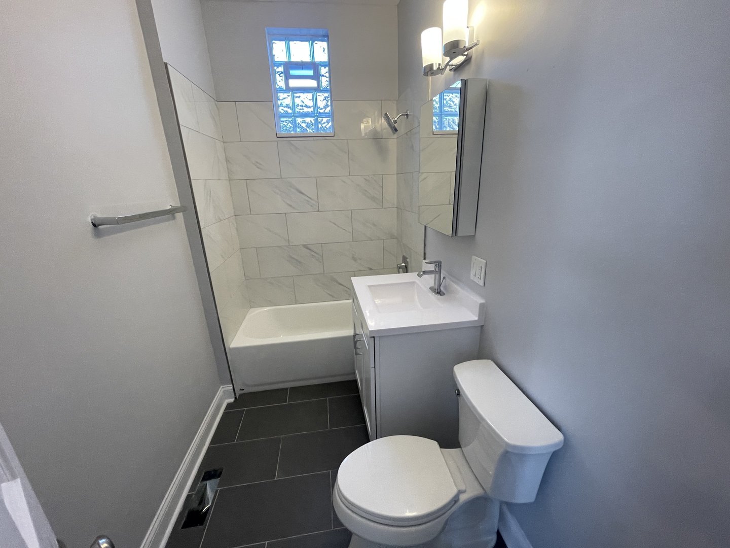 1049 W Roscoe Street Unit: 1