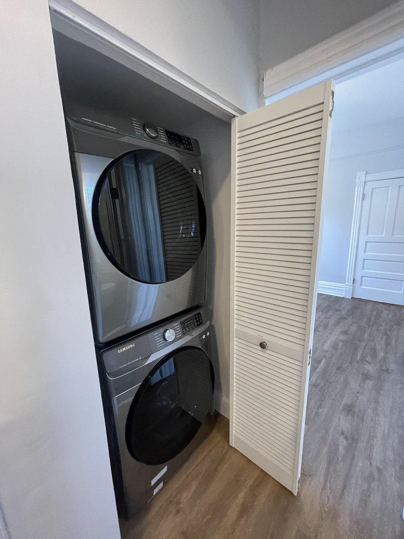 1049 W Roscoe Street Unit: 1