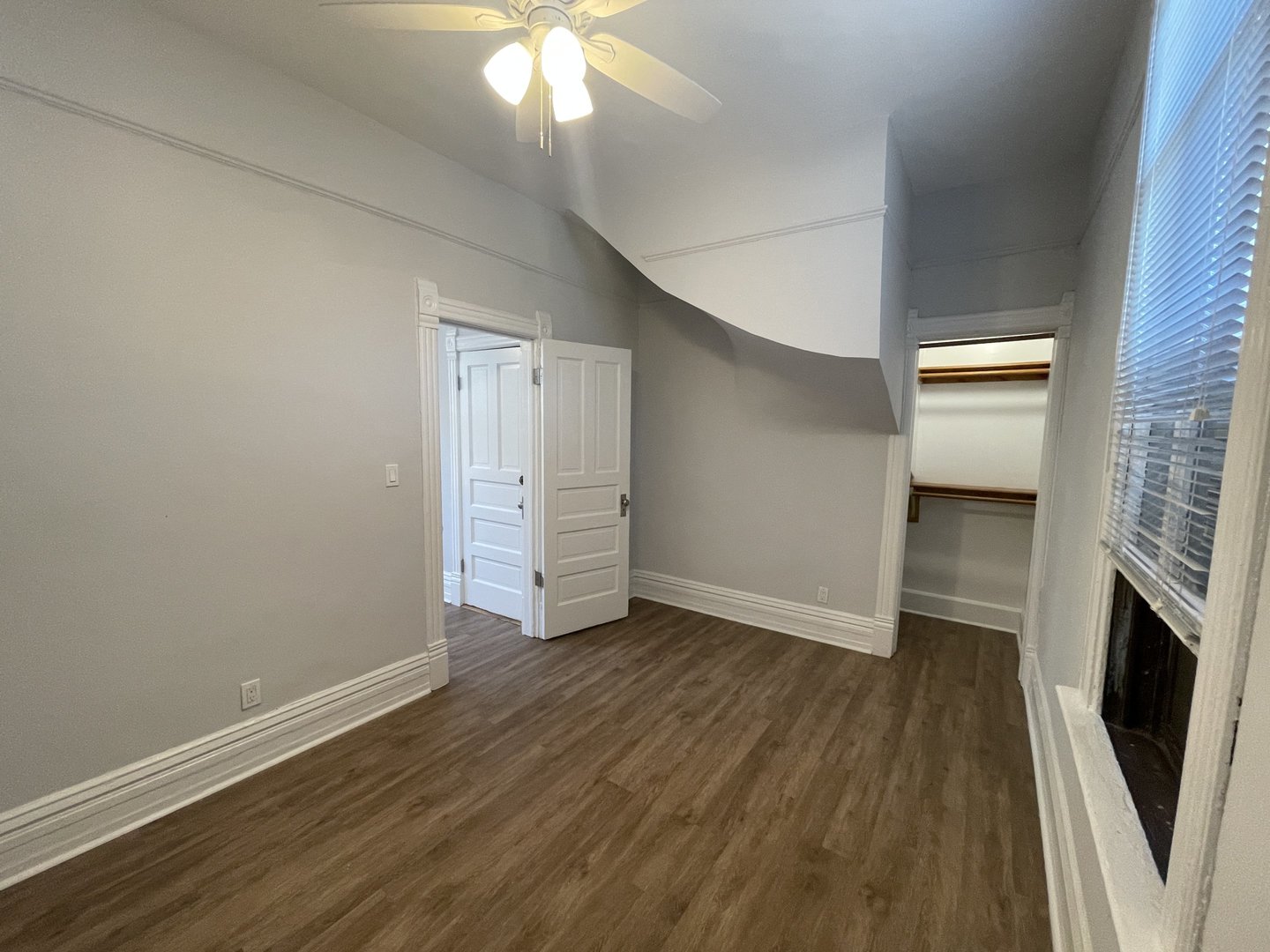 1049 W Roscoe Street Unit: 1