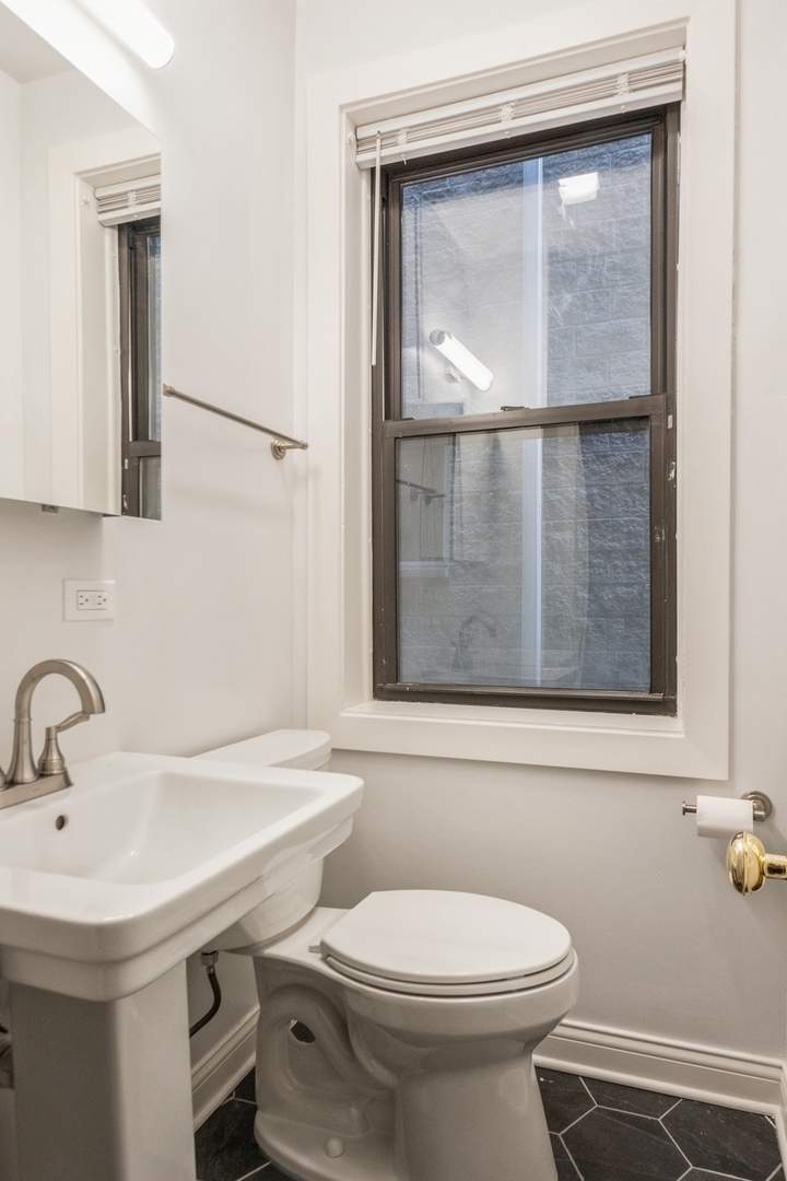 3308 N Clifton Avenue Unit: 1F