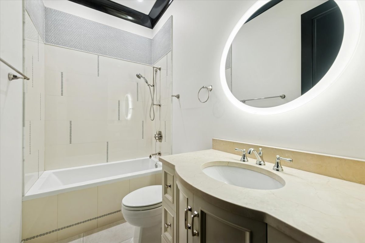 457 W Deming Place