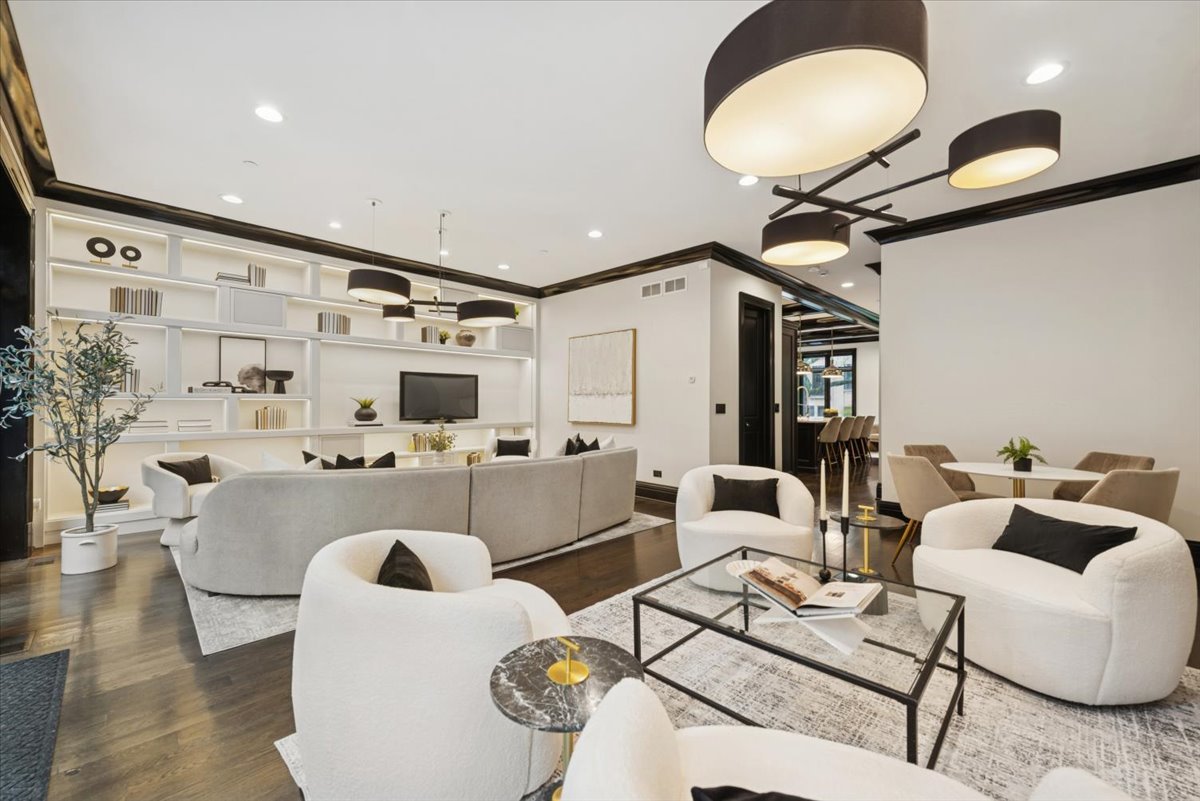 457 W Deming Place