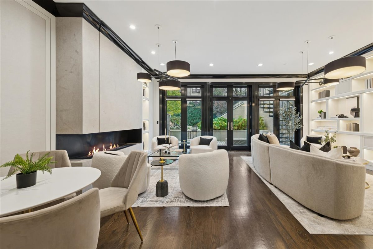 457 W Deming Place