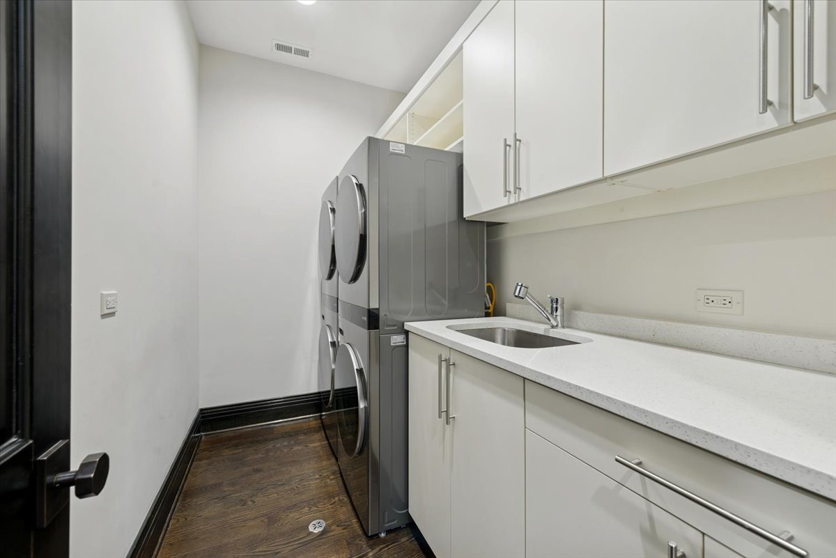 457 W Deming Place