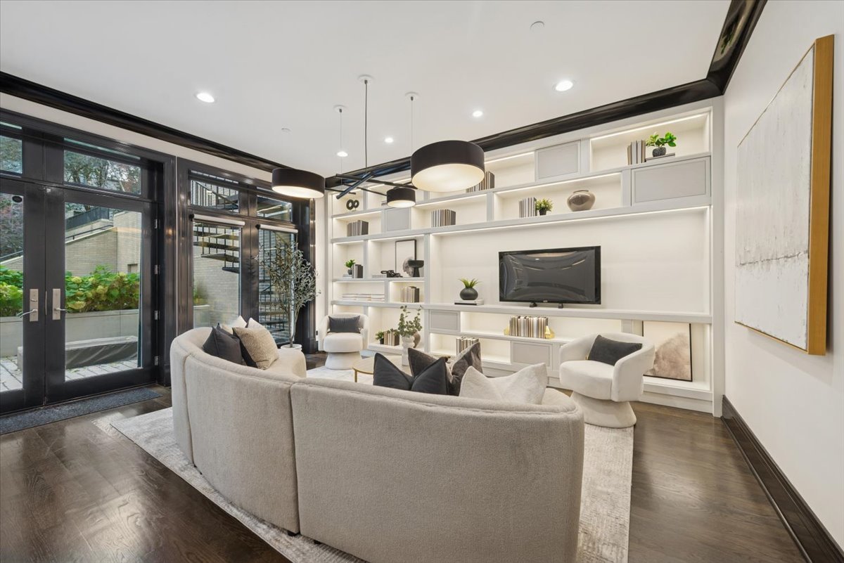 457 W Deming Place