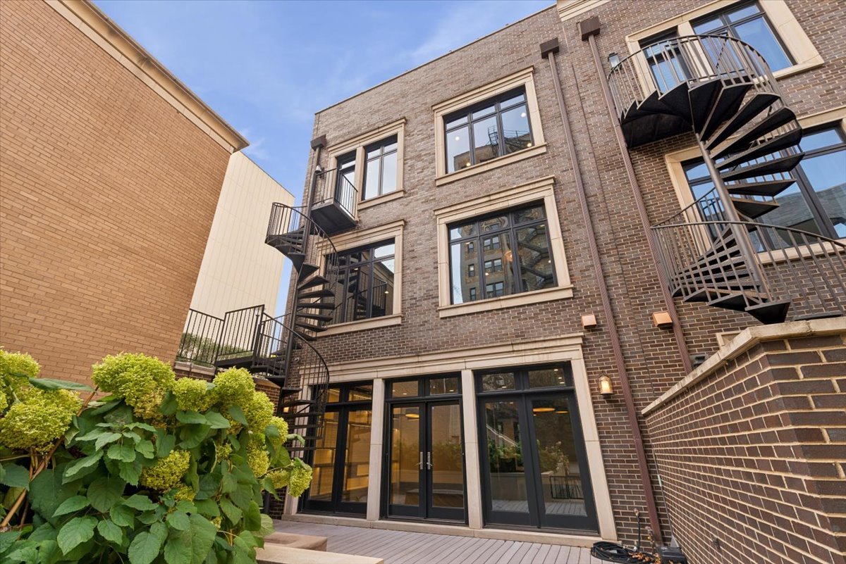 457 W Deming Place