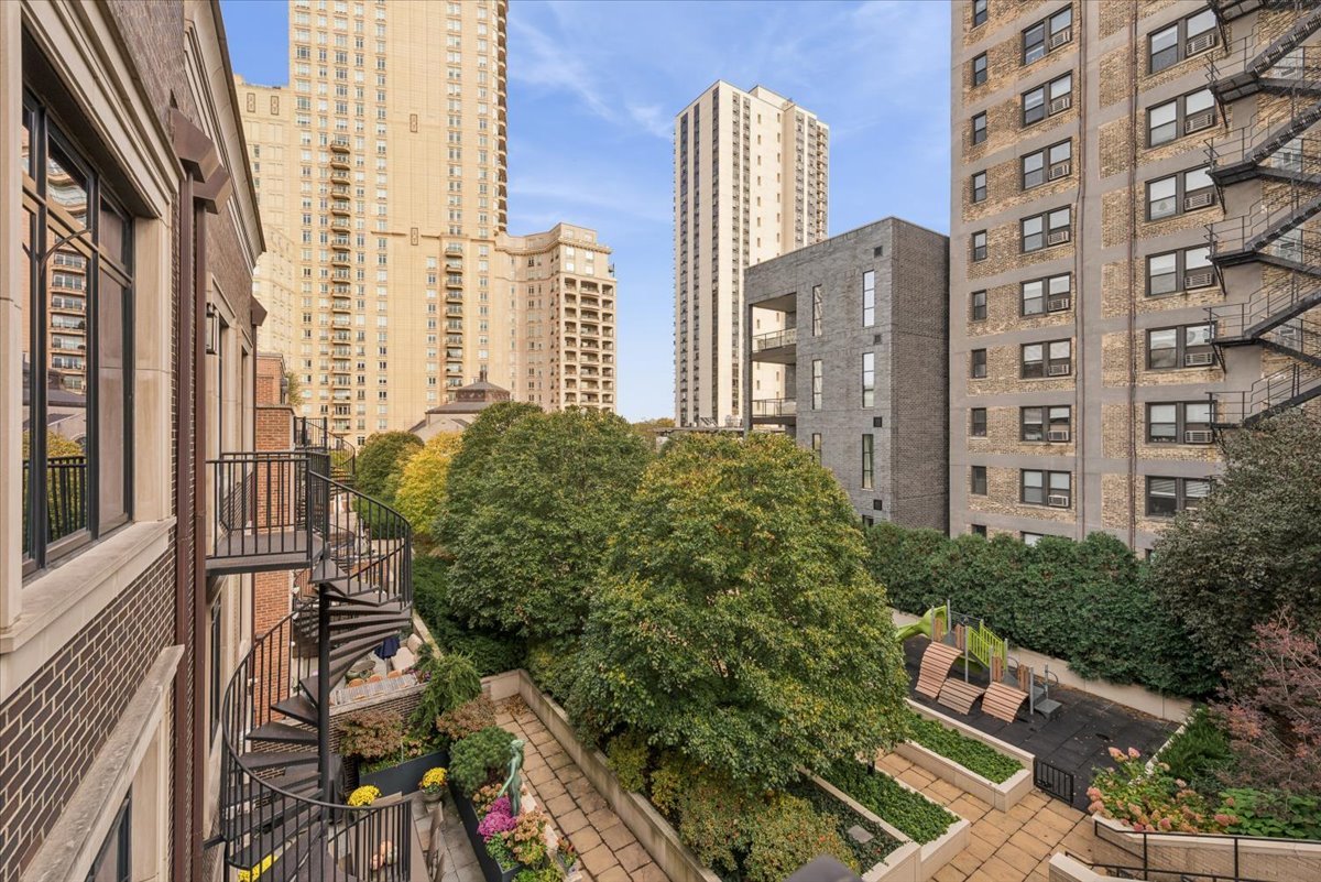 457 W Deming Place