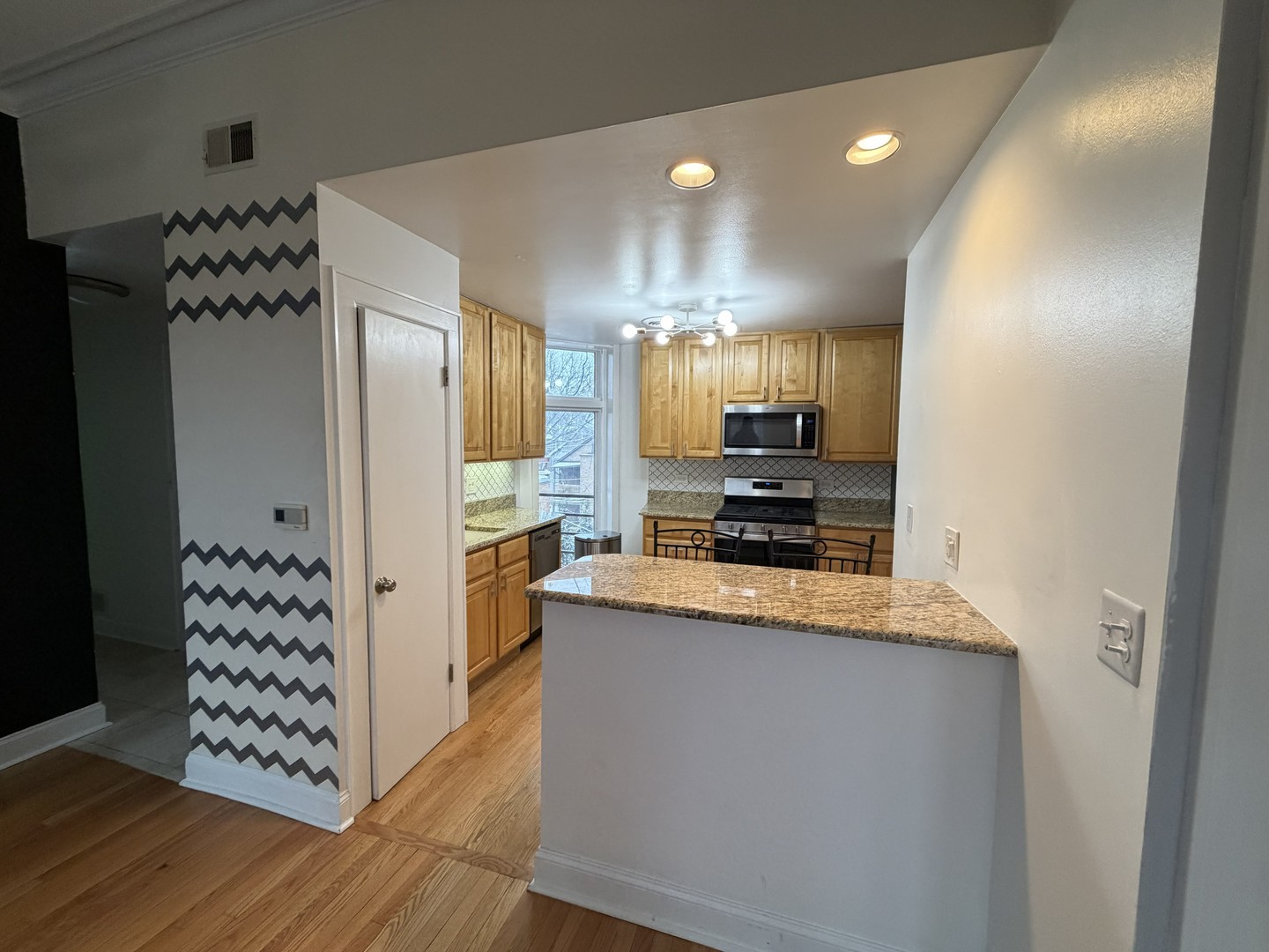 1049 W Altgeld Street Unit: 3A