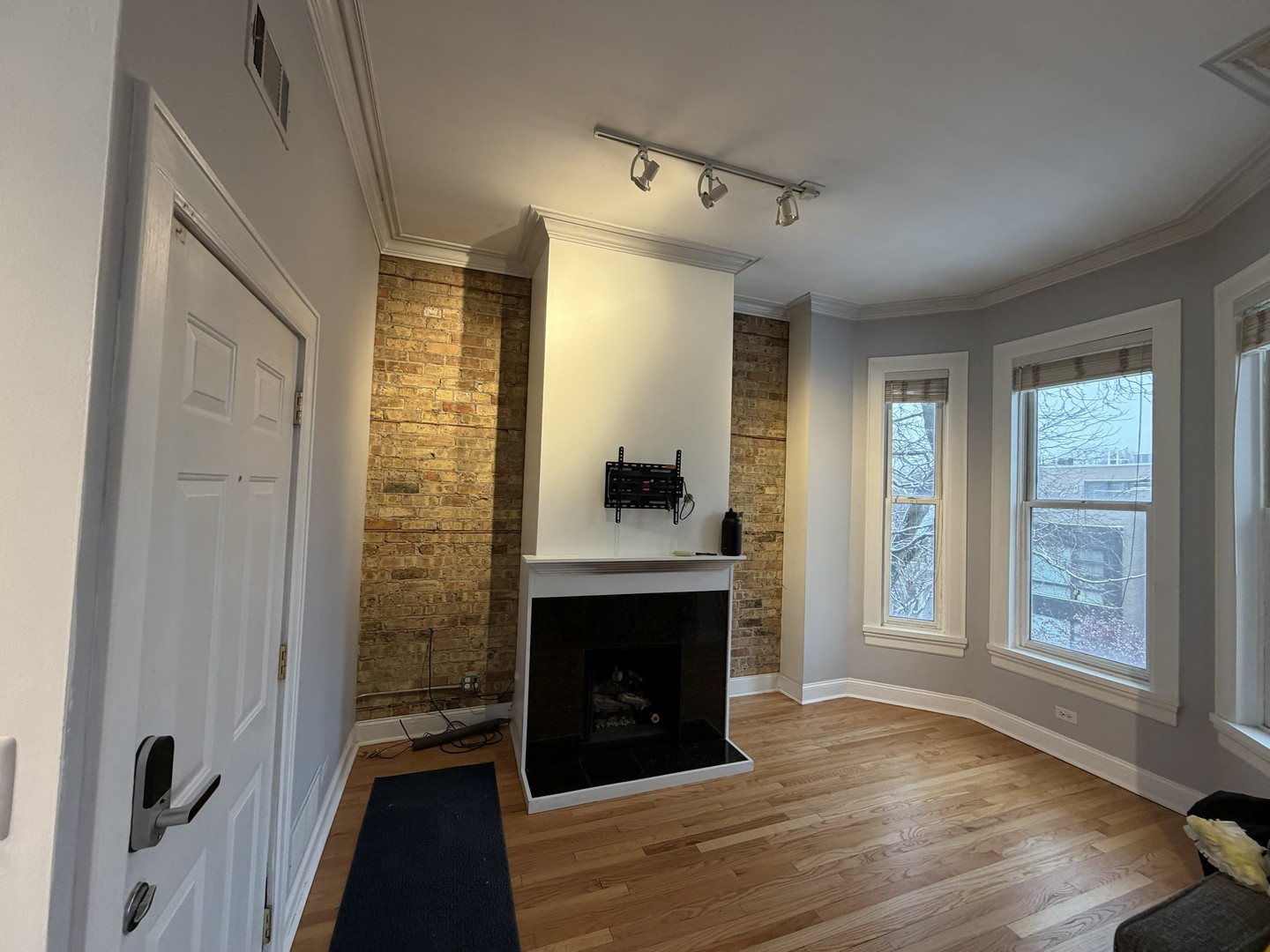 1049 W Altgeld Street Unit: 3A