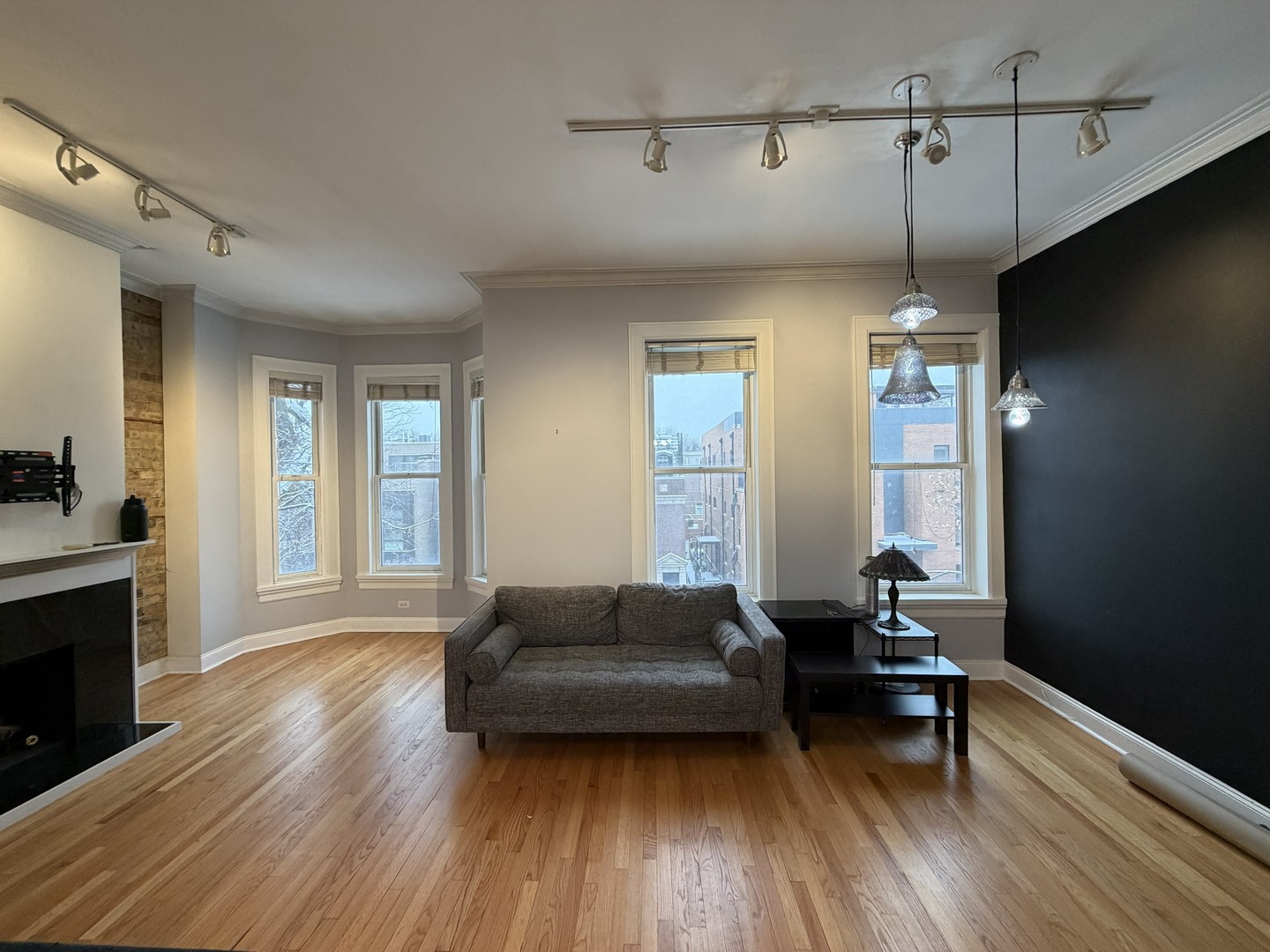 1049 W Altgeld Street Unit: 3A