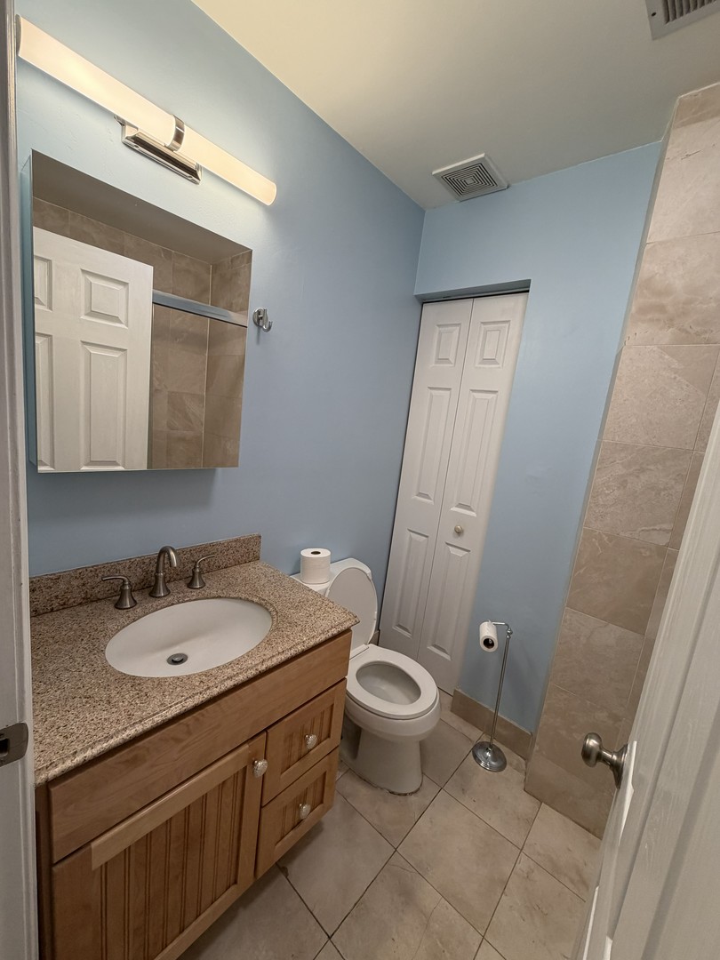 1049 W Altgeld Street Unit: 3A