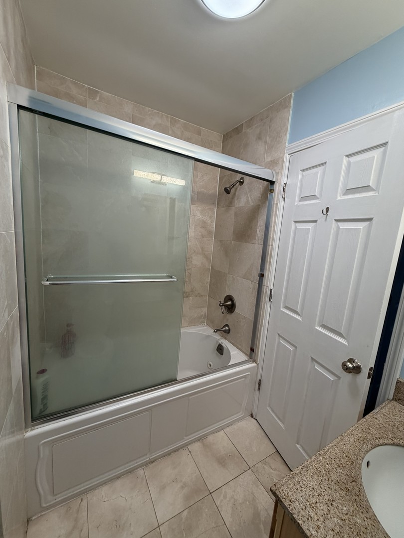 1049 W Altgeld Street Unit: 3A