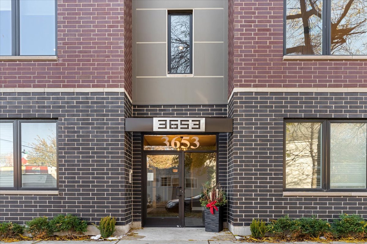 3653 W Barry Avenue Unit: 4W