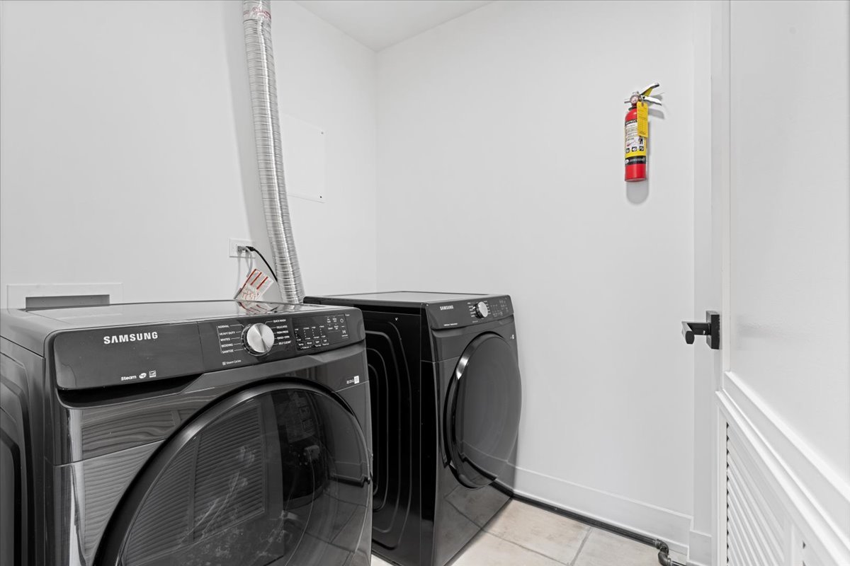 3653 W Barry Avenue Unit: 4E