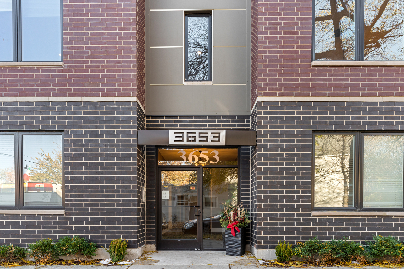 3653 W Barry Avenue Unit: 3E