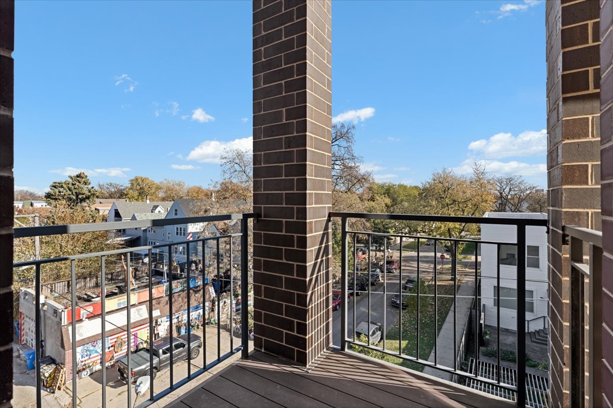 3653 W Barry Avenue Unit: 3E