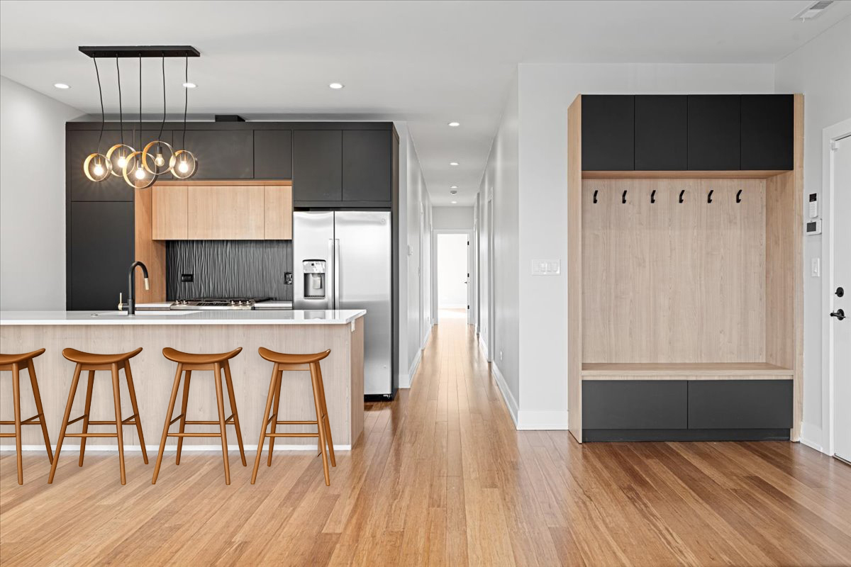 3653 W Barry Avenue Unit: 3E