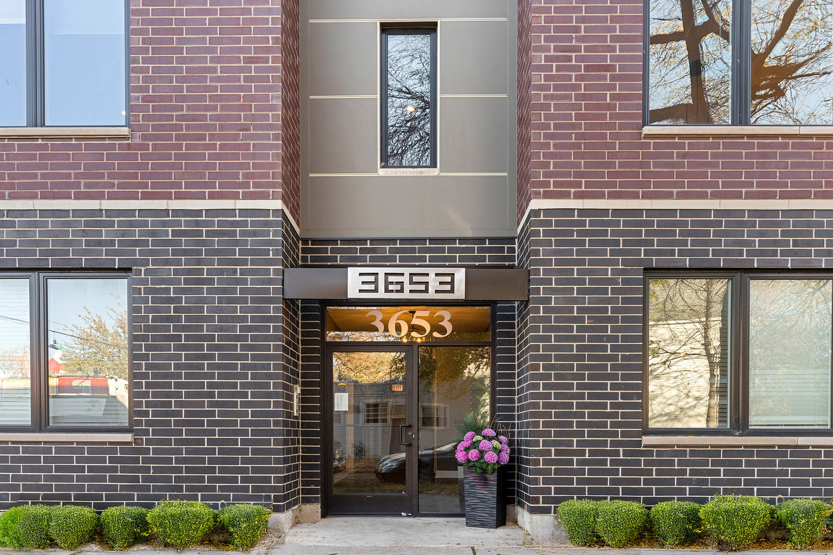 3653 W Barry Avenue Unit: 2E