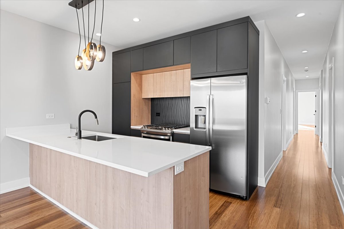 3653 W Barry Avenue Unit: 2E