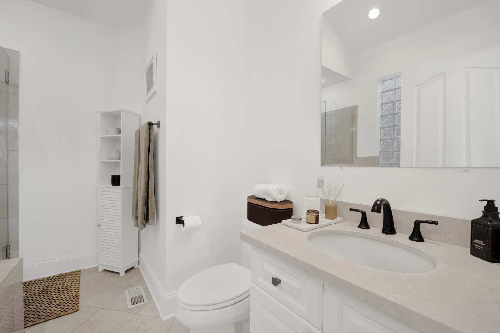 856 W Buckingham Place Unit: 3SW