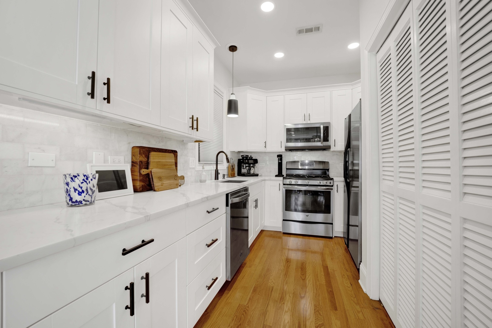 856 W Buckingham Place Unit: 3SW