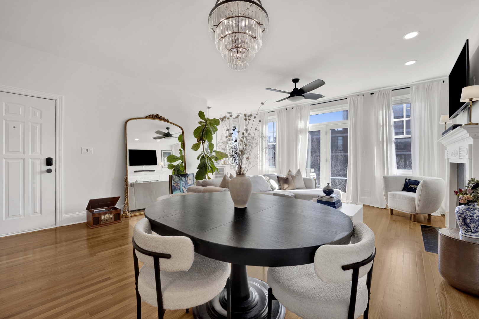 856 W Buckingham Place Unit: 3SW